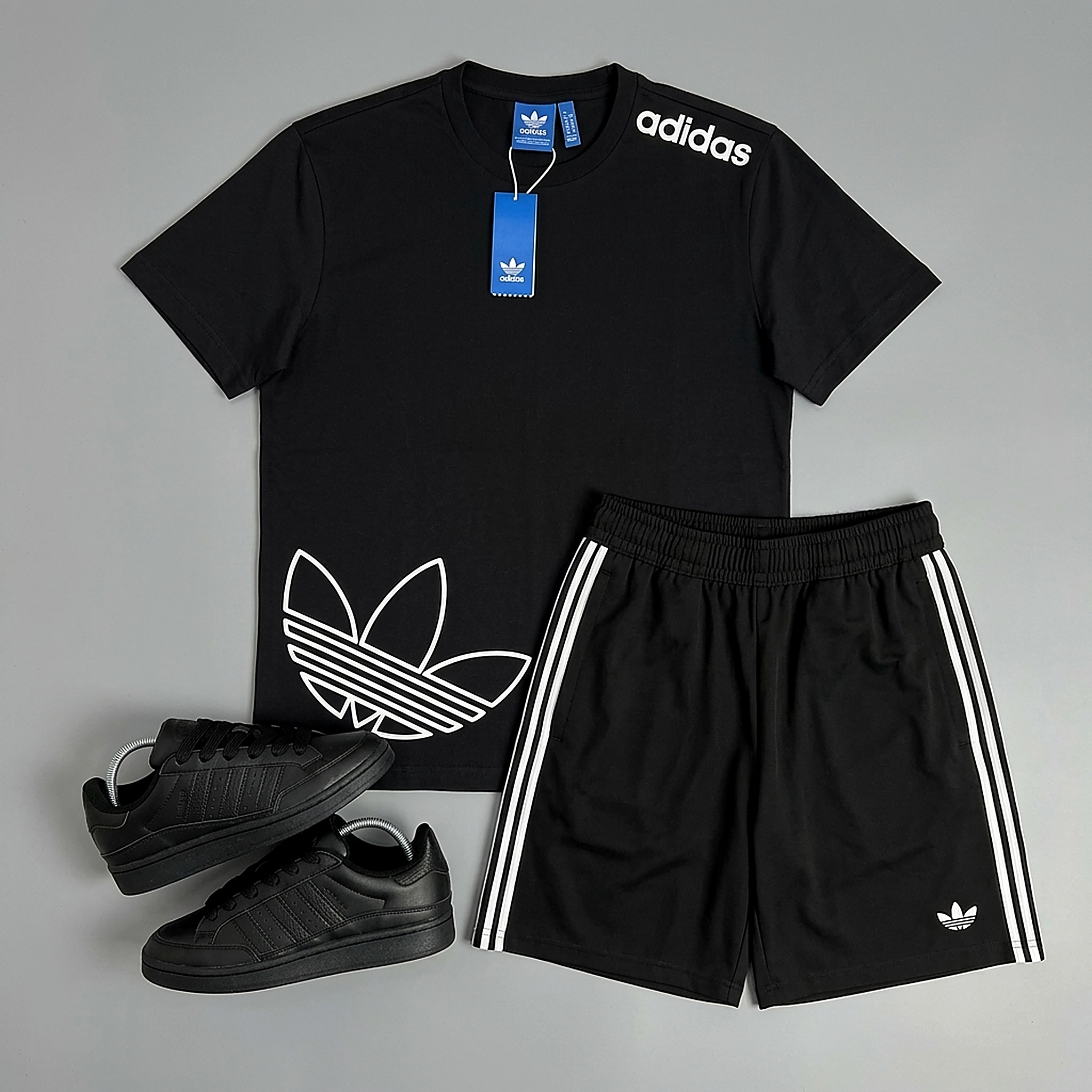 Kit Adidas Originals com camiseta Trefoil, bermuda e tênis