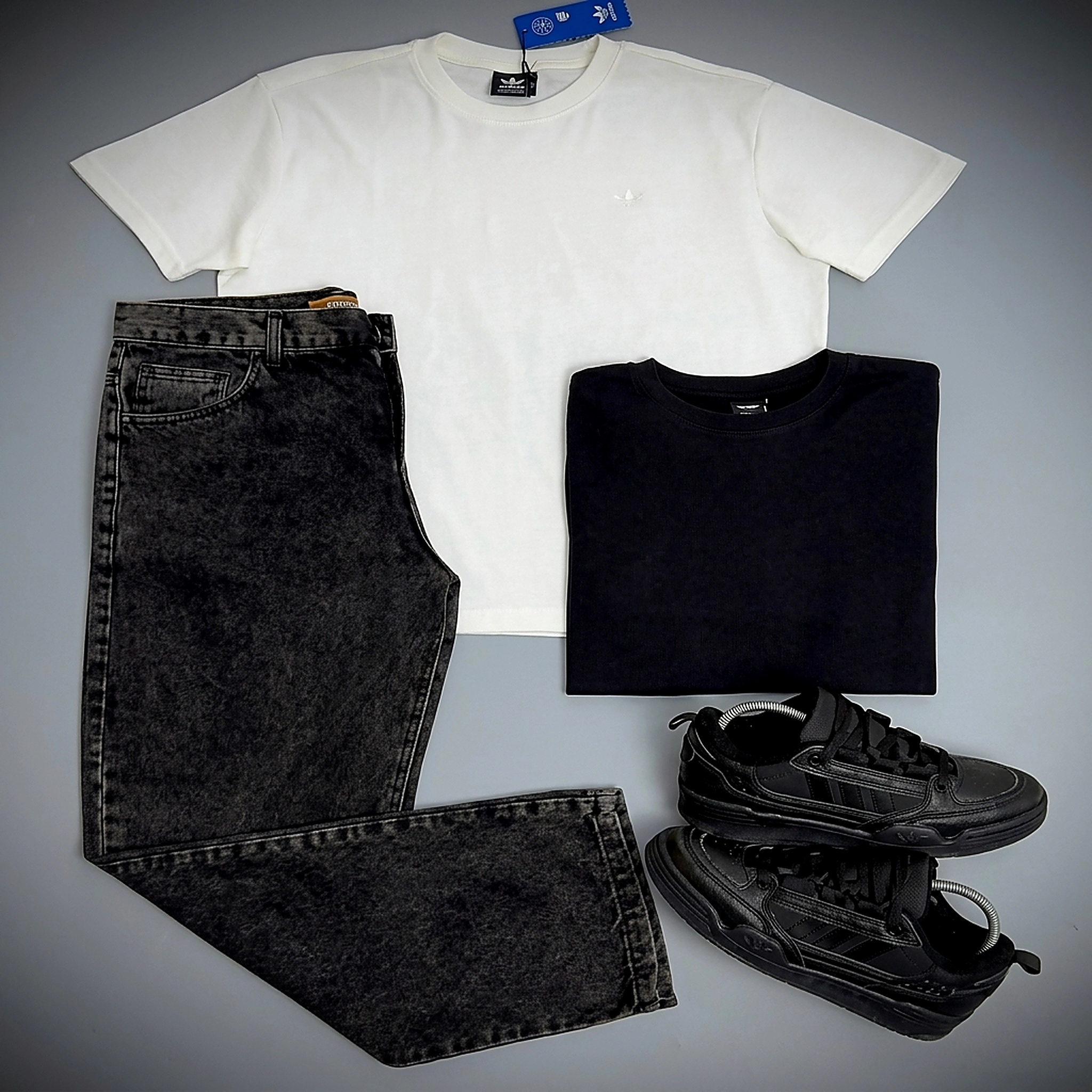 Composição Adidas com camiseta, jeans e tênis
